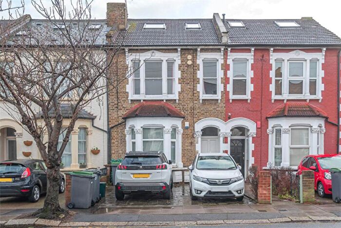 2 Bedroom Apartment For Sale In Whittington Road, London, N22