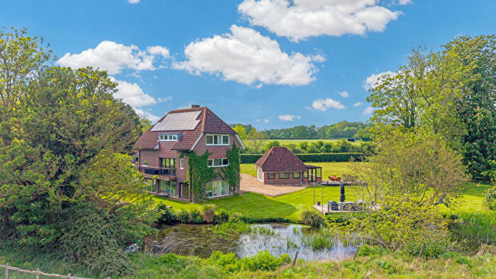 4 Bedroom Detached House For Sale In Wildmoor Sherfield-on-Loddon Hook, Hampshire, RG27