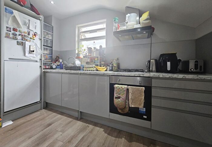 2 Bedroom Flat To Rent In Gilbey Road, London, SW17