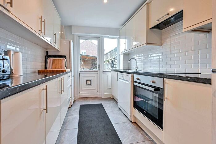 3 Bedroom Flat To Rent In Guildford, Surrey, Guildford, GU1