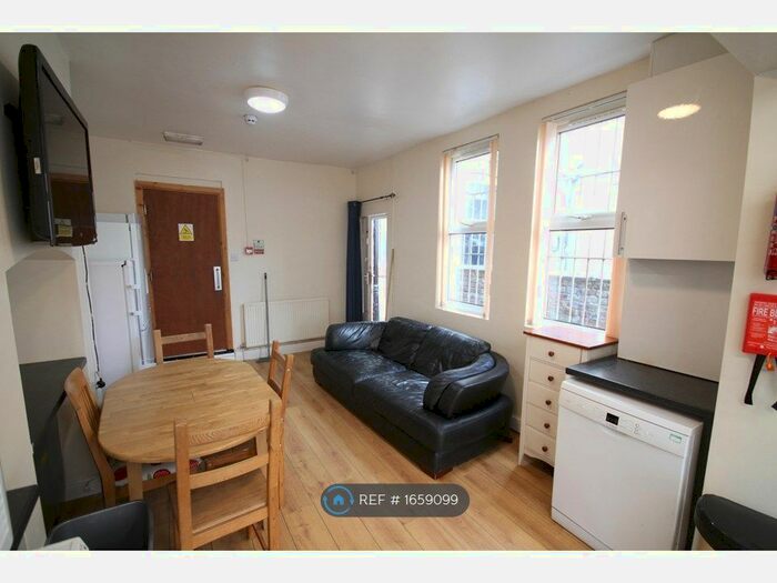 9 Bedroom Terraced House To Rent In Booth Avenue, Manchester, M14