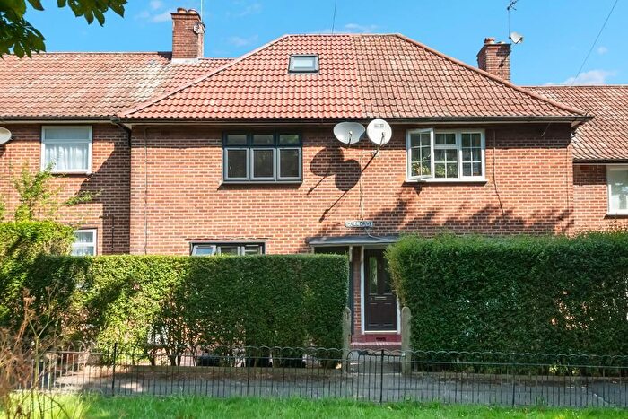 3 Bedroom Terraced House For Sale In Hall Drive, Hanwell, London, W7