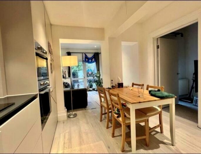 2 Bedroom Flat To Rent In Leighton Road, London, W13