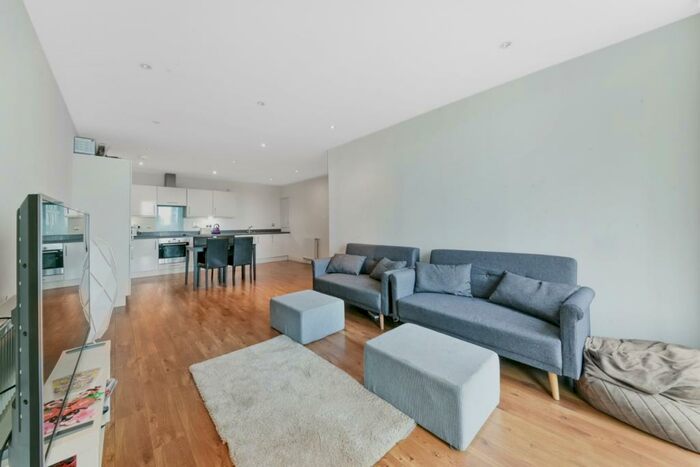 3 Bedroom Apartment To Rent In Opal Court, Stratford Halo, Stratford, E15
