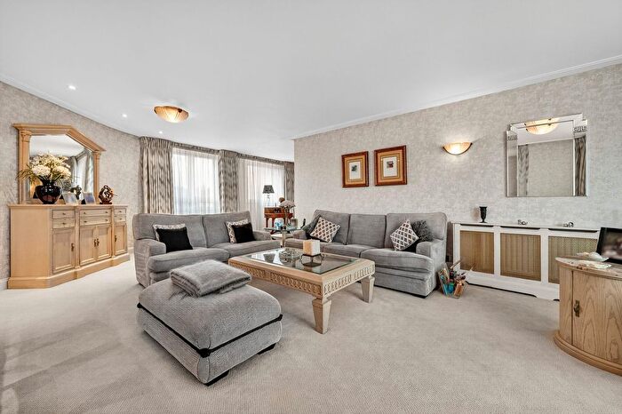 3 Bedroom Flat To Rent In Templar Court, St. John's Wood Road, NW8