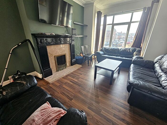 6 Bedroom Semi Detached House To Rent In South Parade, Leeds, LS6