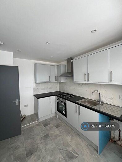 3 Bedroom Maisonette To Rent In Carron Close, London, E14