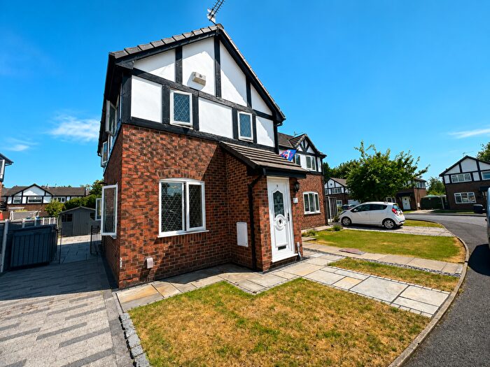 Semi-Detached House For Sale In Clitheroe Close, Heywood, Rochdale, OL10
