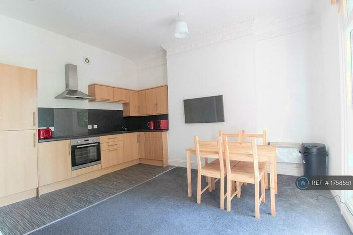 5 Bedroom Flat To Rent In Otterburn Villas, Newcastle Upon Tyne, NE2