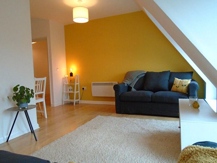 2 Bedroom Flat To Rent In Flat Chapter Court, B29