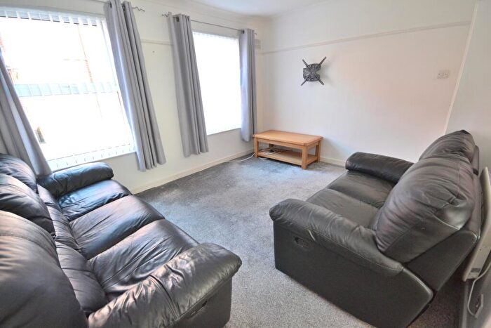2 Bedroom Flat To Rent In Grove Hill, Hessle, Hull, HU13