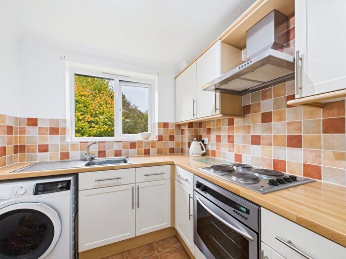 1 Bedroom Apartment For Sale In Knaves Hollow, Wooburn Moor, High Wycombe, Buckinghamshire, HP10