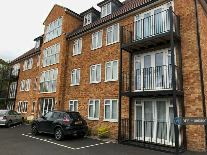 2 Bedroom Flat To Rent In Portsmouth Road, Cobham, KT11