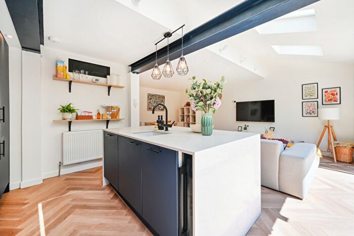 2 Bedroom Flat To Rent In Pelham Road, London, SW19