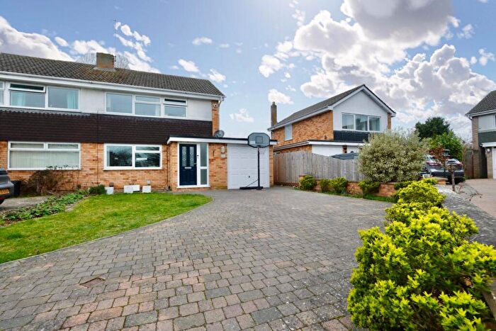 3 Bedroom Semi-Detached House For Sale In Warren Road, St Ives, Huntingdon, PE27