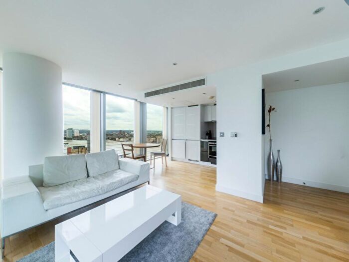 2 Bedroom Flat To Rent In Landmark West Tower, Marsh Wall, E14