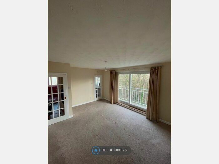2 Bedroom Flat To Rent In Brook Court, Southampton, SO16