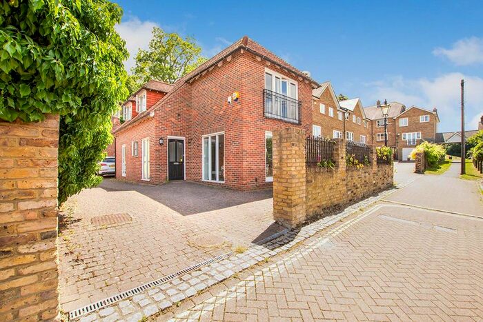 3 Bedroom Detached House To Rent In Love Lane, Rochester, Kent, ME1