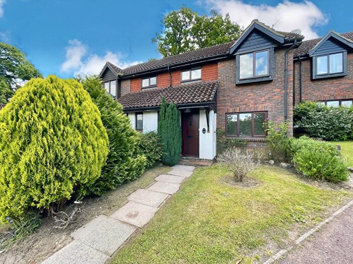 3 Bedroom Semi-Detached House To Rent In Padbrook, RH8