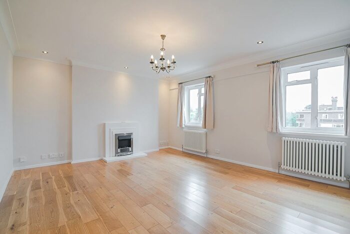 2 Bedroom Flat For Sale In Queens Court, Queens Road, TW10