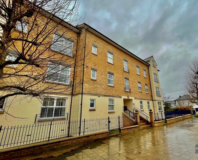 2 Bedroom Flat To Rent In Kew Court, Richmond Road, Kingston, KT2