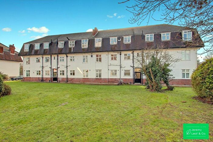 2 Bedroom House For Sale In East End Road, London, N2