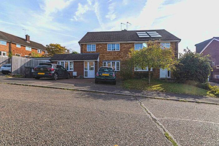4 Bedroom Semi-Detached House To Rent In Ridge Lea, Hemel Hempstead, HP1