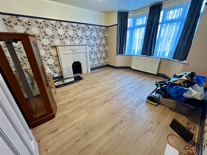 2 Bedroom End Of Terrace House For Sale In St. Augustine Avenue, Luton, LU3