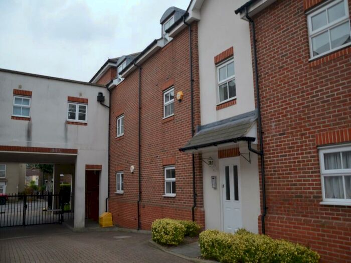 2 Bedroom Flat To Rent In Lind Road, Sutton, Surrey, SM1