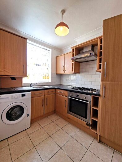 2 Bedroom Flat To Rent In Lytton Road, Leytonstone, E11