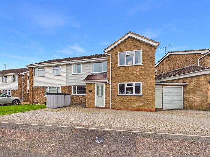 4 Bedroom Semi Detached House For Sale In Pemberton Close, Elm Farm, Aylesbury, HP21