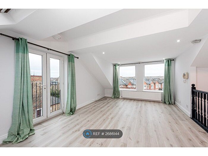 3 Bedroom Flat To Rent In Earlsfield Road, London, SW18