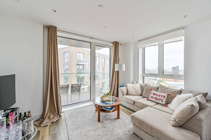 2 Bedroom Flat To Rent In York Road, Battersea, London, SW11
