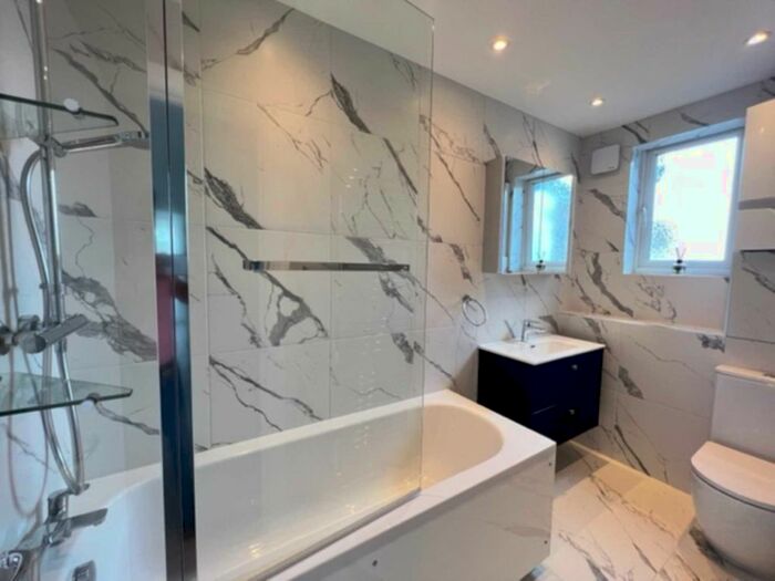 2 Bedroom Flat To Rent In Fairlop Road, Leytonstone, E11