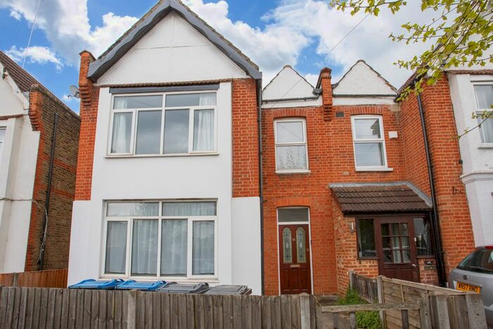 2 Bedroom Flat To Rent In Lower Downs Road, London, SW20