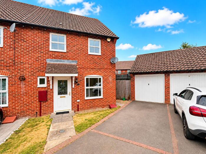 3 Bedroom End Of Terrace House For Sale In Keepers Close, Grange Park, Northampton, NN4