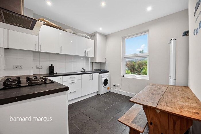 2 Bedroom Flat For Sale In Waddon Road, Croydon, CR0