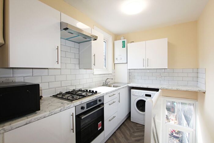 4 Bedroom Flat To Rent In Wix's Lane, London, SW4