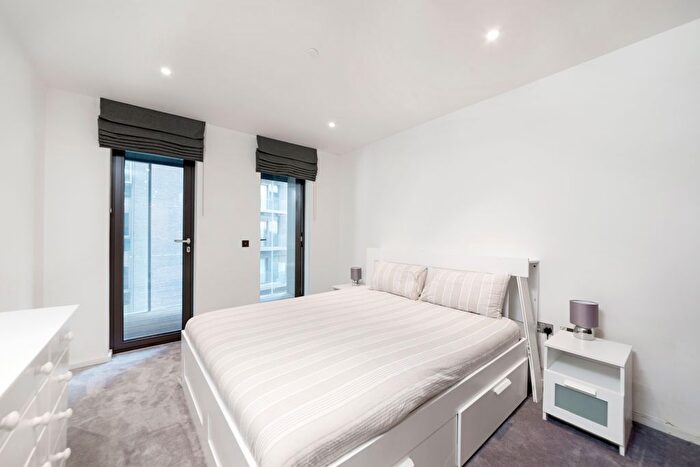 3 Bedroom Flat To Rent In New Union Square, London, SW11