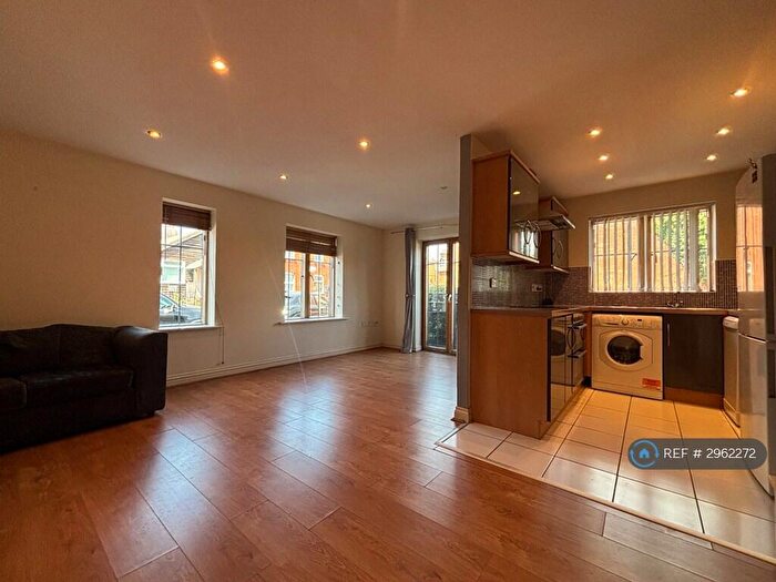 2 Bedroom Flat To Rent In Weavers Court, Hinckley, LE10