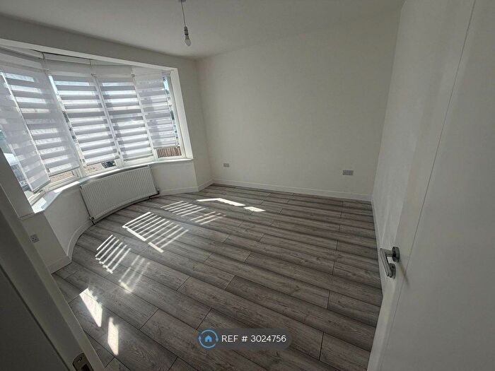 4 Bedroom Semi Detached House To Rent In Chase Cross Road, Romford, RM5