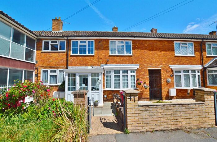 3 Bedroom Terraced House For Sale In Gascons Grove, Slough, SL2
