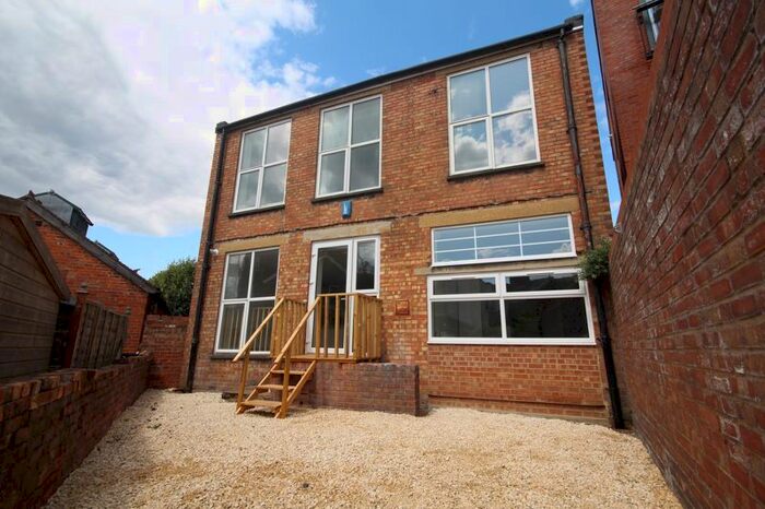 2 Bedroom Flat To Rent In Avebury Avenue, Tonbridge, TN9