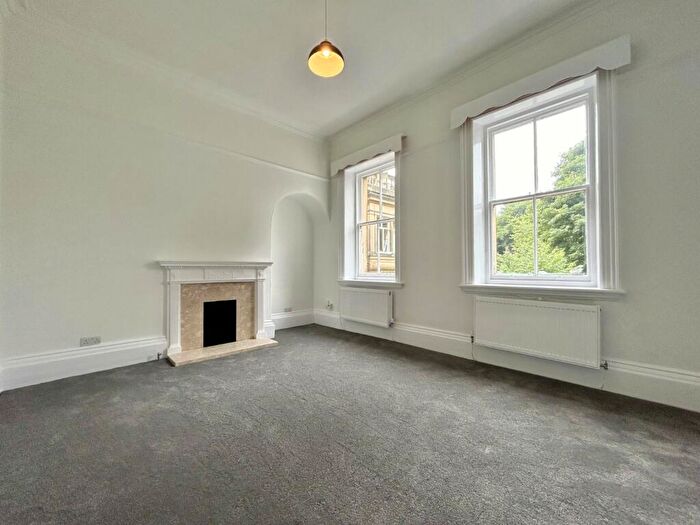 3 Bedroom Flat To Rent In Gledhow Lane, Roundhay, Leeds, LS8