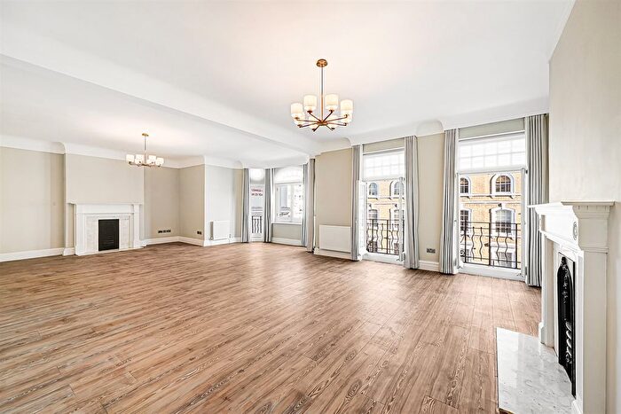 3 Bedroom Flat To Rent In Flat St George's Court, - Gloucester Road, London, SW7