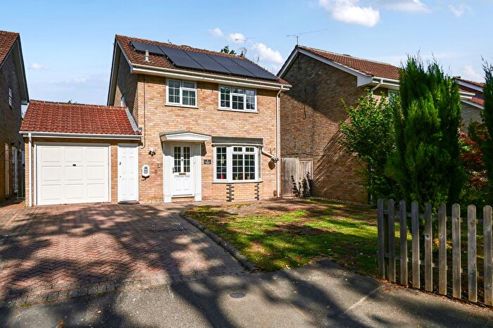 3 Bedroom Detached House For Sale In Sheraton Close, Blackwater, Camberley, GU17
