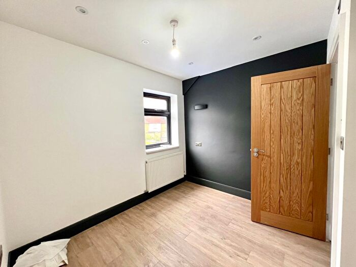 13 Bedroom Semi-Detached House To Rent In East Avenue, Southall, UB1