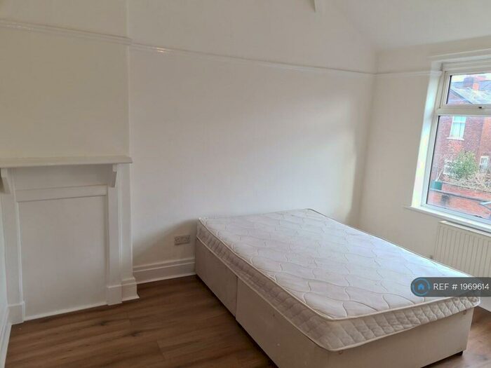 4 Bedroom Semi-Detached House To Rent In St John's Road, Manchester, M16