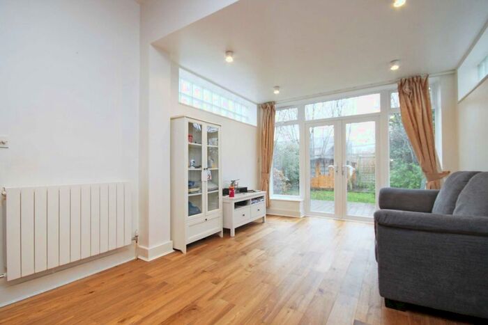 2 Bedroom Flat To Rent In King Edwards Gardens, London, W3