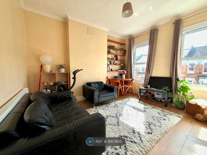 2 Bedroom Flat To Rent In Tremadoc Road, London, SW4